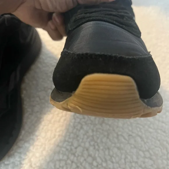 Women’s Black Classic Reebok Sneakers with Gum Sole - Picture 8 of 15